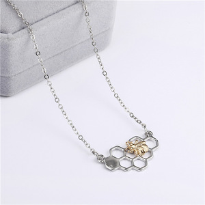 <span class=keywords><strong>Collana</strong></span> <span class=keywords><strong>girocollo</strong></span> <span class=keywords><strong>con</strong></span> ciondolo a forma di cuore a nido d'ape a forma di ape - Product Image 3