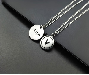 <span class=keywords><strong>De</strong></span> acero inoxidable grabado personalizado <span class=keywords><strong>fe</strong></span> regalo etiqueta alfabeto carta colgante collar encanto - Product Image 4