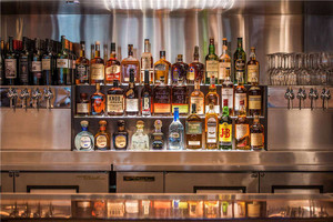 China Groothandel Wijn Whisky Winkel Armatuur Fles Opslag Houten <span class=keywords><strong>Display</strong></span> Stand Metalen Rekken Voor Luxe Drank Retail Winkel - Product Image 2