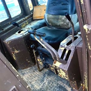 รถปราบดินตีนตะขาบ D6H แมวมือสองพร้อมส่วนประกอบของกระปุกเกียร์ที่จำเป็น - Product Image 4