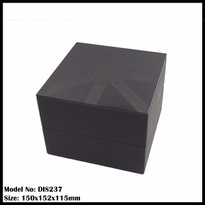 Caja de reloj de lujo para hombre con patrón de cuero y placa metálica cosida, modelo 2026 - Product Image 3