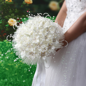 Nuovo Bouquet da Sposa 2026, Bellissimo e Romantico, con Rose Bianche in Raso di Lusso, per Damigelle, Fatto a Mano per Matrimoni - Product Image 4