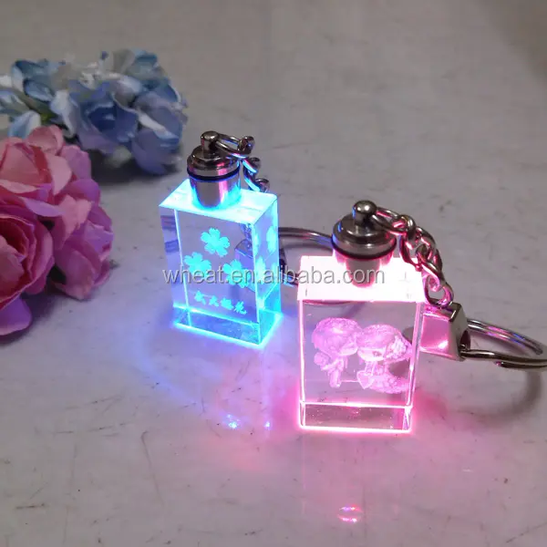 Hadiah Dekorasi mewah Populer pabrik Tiongkok promosi bisnis Logo sesuai pesanan promosi ukiran gantungan kunci lampu LED souvenir pesta