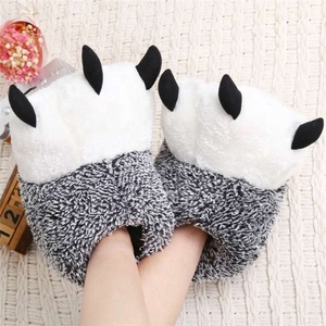 Pantuflas de Peluche Suaves para Perros de Varios Tamaños, Pantuflas de Peluche de Moda con Forma de Pata para Adultos - Product Image 5