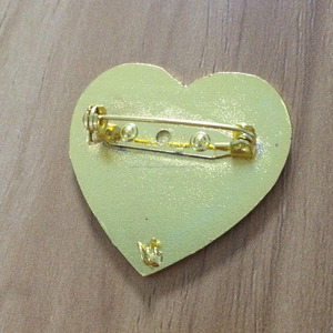 Esmalte suave pin insignia en forma de corazón de oro con el diamante y el pasador de seguridad en la parte posterior - Product Image 2