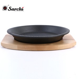 Round Pre-seasoned Sizzler Plate Cast Iron Servingware Steak Plate with Wooden Base - Product Image 5