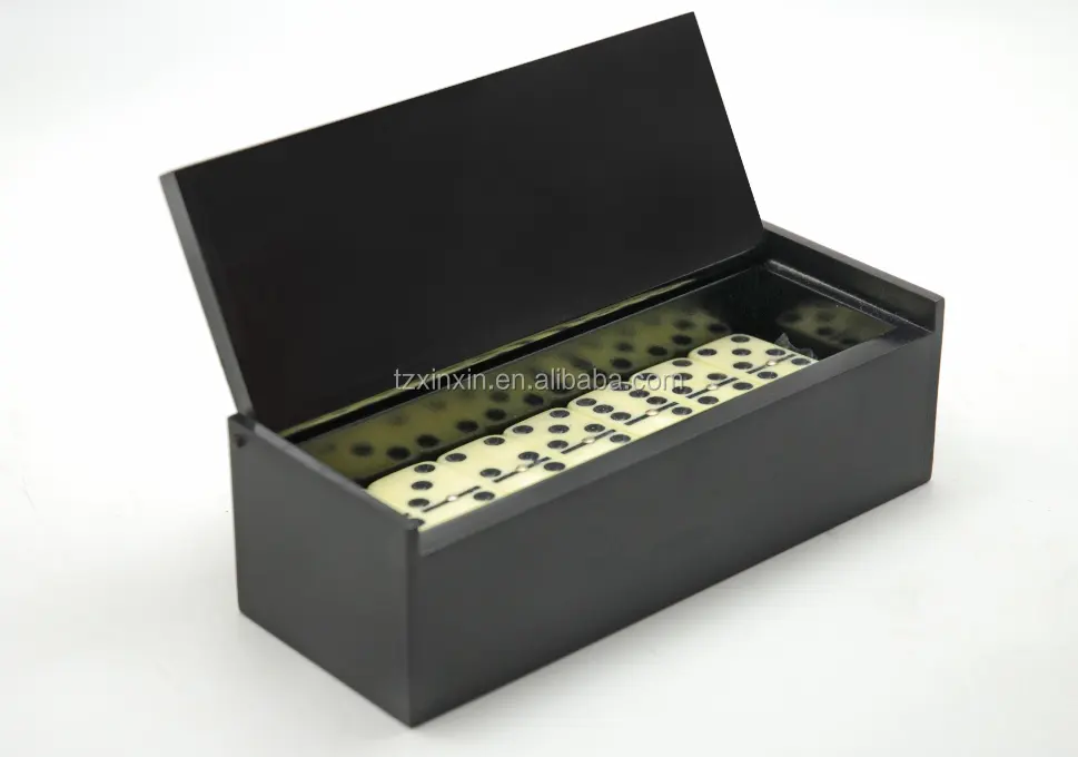 الميلامين الدومينو في صندوق خشبي أسود ، لعبة مجموعة