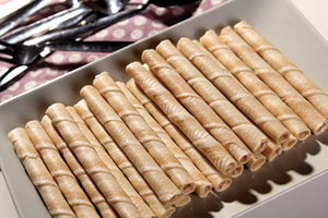 Arroz bar/rollo de huevo/galletas/oblea rollos horizontal máquina automática de embalaje de flujo línea de envasado - Product Image 6