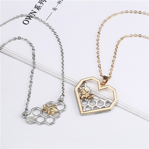 <span class=keywords><strong>Collana</strong></span> <span class=keywords><strong>girocollo</strong></span> <span class=keywords><strong>con</strong></span> ciondolo a forma di cuore a nido d'ape a forma di ape - Product Image 2