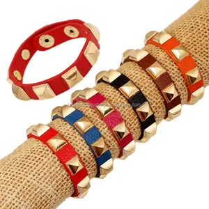 mooie eenvoudige kleurrijke lederen armband met metalen stud spike en smalle leren armband