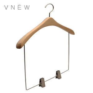 Ensemble de cintres personnalisés en bois naturel + pinces en métal Cintre en bois avec pinces - Product Image 2