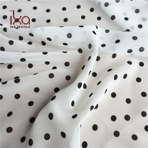 Tessuto Chiffon 100% Poliestere Bianco e Nero, Antistatico e Resistente agli Strappi, 75D con Stampa a Pois 190T per Abbigliamento Bambini - Product Image 3
