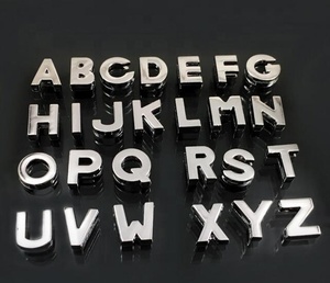 Contactez-nous pour plus de styles en stock : Lettres coulissantes en strass doré 8 mm et 10 mm - Product Image 5