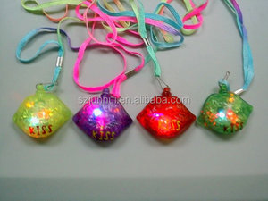 Vòng cổ đồ chơi môi nhựa - Product Image 2