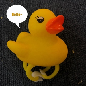 Vélo pour enfants avec phare avant en forme de petit <span class=keywords><strong>canard</strong></span> jaune mignon, mini <span class=keywords><strong>klaxon</strong></span> LED en silicone alimenté par batterie Clover CL7333, clignotant cyclique - Vente chaude - Product Image 1