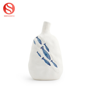 <span class=keywords><strong>Vase</strong></span> <span class=keywords><strong>à</strong></span> fleur en <span class=keywords><strong>porcelaine</strong></span> peint <span class=keywords><strong>à</strong></span> la main de haute qualité <span class=keywords><strong>à</strong></span> motif de coquille de cheval de mer bleu pour la décoration intérieure - Product Image 5