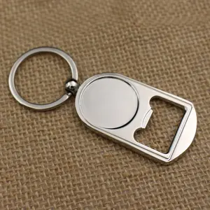 Leerer Metallbieröffner-Schlüssel ring mit Epoxy-Logo