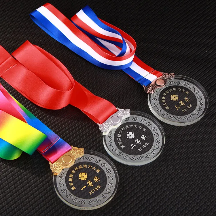 ราคาถูกขายส่งคริสตัลริบบิ้นรางวัลที่กำหนดเองแก้วเหรียญกีฬาเหรียญสำหรับของขวัญของที่ระลึก