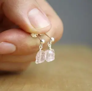 Anting-anting quartz kualitas tinggi, anting-anting kancing kuarsa mawar buatan tangan kustom untuk wanita