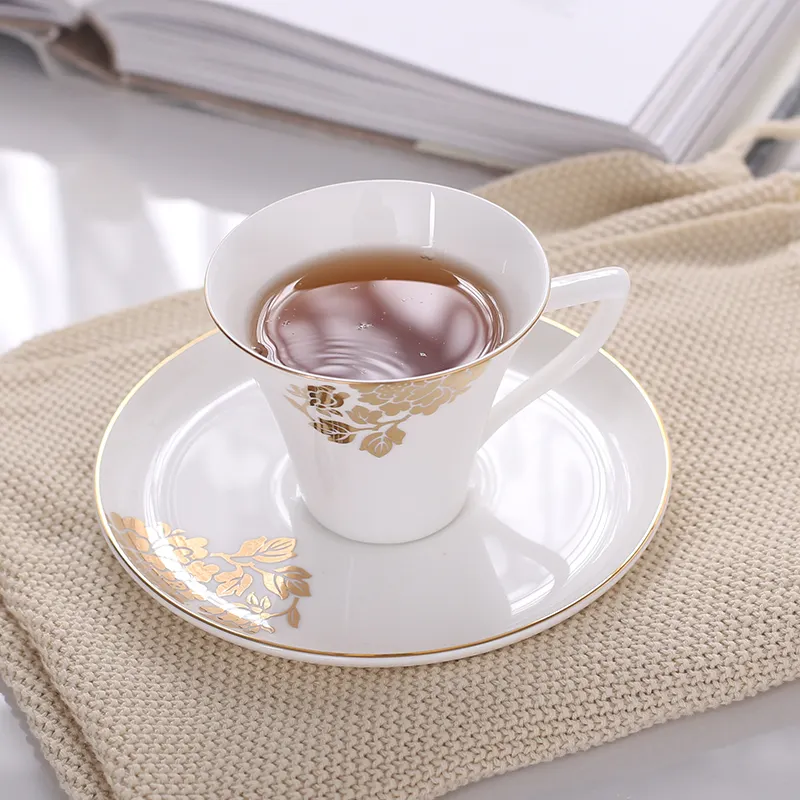 Güzel tasarım lütuf çay gereçleri çiçek çıkartma porselen bardak ve altlıklar seti