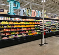 Réfrigérateur vitrine multi-étagères à ouverture frontale pour fruits et légumes avec pulvérisation d'eau pour supermarché