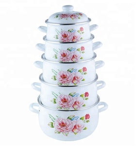 Casserole <span class=keywords><strong>en</strong></span> émail avec couvercle <span class=keywords><strong>en</strong></span> métal, ustensiles de cuisine <span class=keywords><strong>en</strong></span> <span class=keywords><strong>fonte</strong></span> 773 - Product Image 1