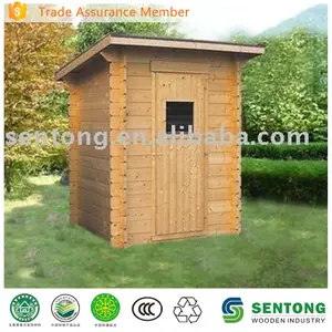 Fertige Holz toilette im Freien