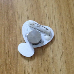 Forma de corazón de plástico llevó la insignia de la escuela con la galjanoplastia de plata para promocional - Product Image 6