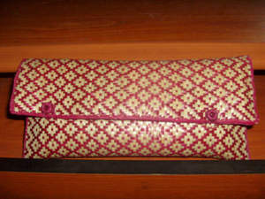 Paille naturelle tissée à la main herbe écologique raphia portefeuille rayé pochette Hisatra sac à main pour femme Madagascar - Product Image 2