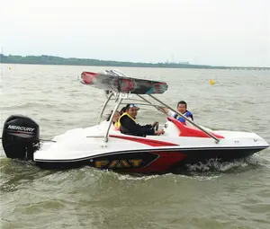 Kleine glasvezel speedboot met buitenboordmotor