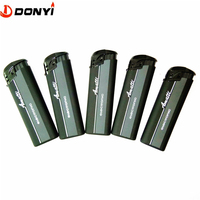 Briquet à gaz rechargeable en plastique doré avec revêtement en caoutchouc noir pour cigarettes