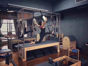 Equipo Combinado de Pilates <span class=keywords><strong>Reformer</strong></span> Cadillac de Madera Blanca en Venta, Usado en Estudio de Pilates, <span class=keywords><strong>Reformer</strong></span>, Mesa de Trapecio, Cadillac SRP08 - Product Image 5