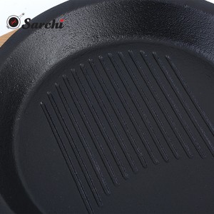 Plato grande antiadherente de hierro fundido sazonado con base de madera - Product Image 5