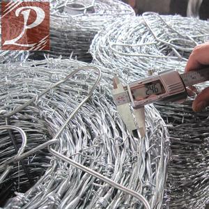 Bonne vente <span class=keywords><strong>galvanisé</strong></span> traditionnel Twist 400M 500M 50Kg par rouleau 50Kg fil de fer barbelé prix bobine fil de fer barbelé - Product Image 1