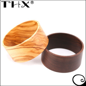 Conception de breloques en bois de mode, fabrication personnalisée d'anneau en bois large en bois d'olive/Wualnut, connecteur en bois pour l'artisanat - Product Image 3