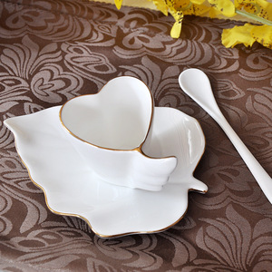 Un blanco, chapado <span class=keywords><strong>en</strong></span> oro, <span class=keywords><strong>en</strong></span> forma de corazón taza de café Taza de cerámica con una medida regalo - Product Image 1