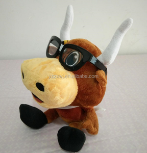 Muestra Gratis de Peluche de Toro Sentado, Adorable Peluche de Toro con Gafas, Peluche de Toro Personalizado - Product Image 2