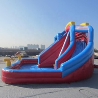 Tobogán de agua inflable de doble carril para acomodar a muchas personas, tamaño pequeño o grande