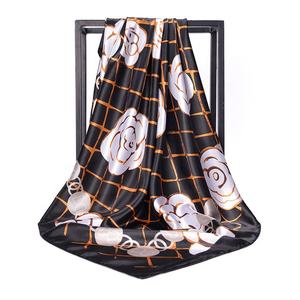 <span class=keywords><strong>ผ้า</strong></span><span class=keywords><strong>คลุม</strong></span>ศีรษะผ้าไหมซาตินสี่เหลี่ยมดีไซน์ลายดอกไม้ขนาดใหญ่พิมพ์ลายดอกไม้แฟชั่น - Product Image 4