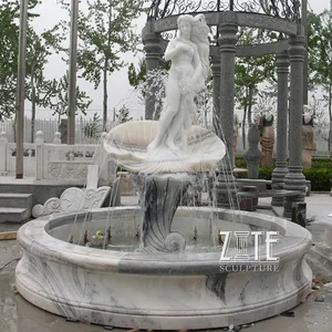 Jardín al aire libre hermosa mujer desnuda agua mármol fuente