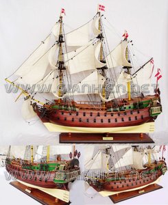 Maquette de bateau en bois NORSKE-Fabriqué en vert jaune clair et bois naturel pour la décoration de la maison - Product Image 2
