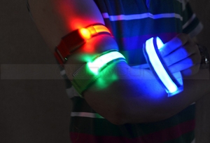 สายรัดข้อมือสะท้อนแสงมองเห็นได้สูงใช้สายรัดข้อมือ LED Slap Bands Glow Bracelet
