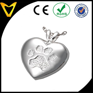 la huella del perro en relieve roto el corazón colgante - Product Image 1
