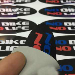 Rollo impreso Etiqueta plateada Tamaño 3*2 en rollo Pegamento fuerte Fábrica Venta al por mayor Gran oferta Adhesivo electrónico autoimpermeable pa - Product Image 1