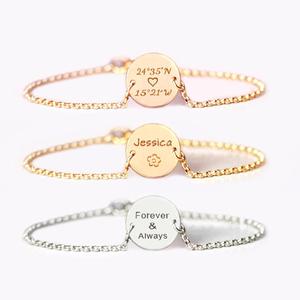 Weihnachten personal isierte Armband für Frauen mit Scheibe, graviert mit Namen Koordinaten Disc Armband - Product Image 1