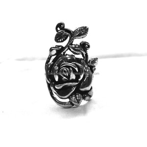 Anillo de plata de ley sólida oxidada con textura de flor - Product Image 1