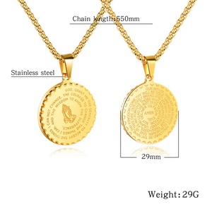 Collana con pendente in acciaio inossidabile con lettere incise grafate personalizzate classiche con mani in preghiera - Product Image 4