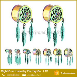 De acero inoxidable de la pluma cuelgan dreamcatcher tapones de oído del túnel - Product Image 1