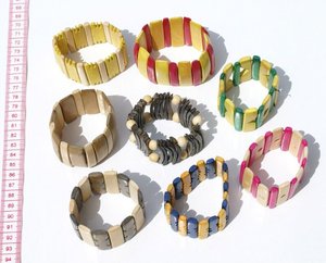 Pulseras artesanales de madera con cuentas de madera hechas a mano de Perú, joyería occidental al por mayor - Product Image 1