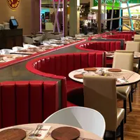 Il ristorante moderno mette i posti a sedere della cabina del ristorante del semicerchio del cuoio reale